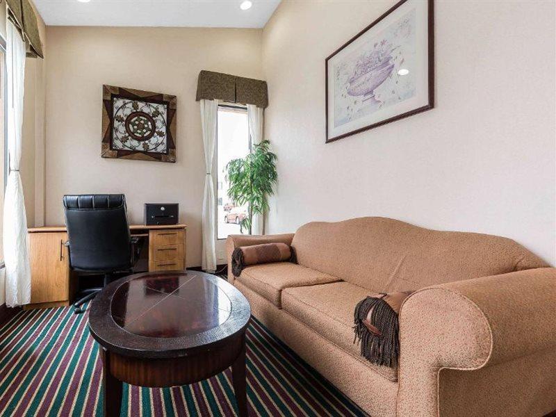 Quality Inn & Suites Bloomington University Area Exteriör bild