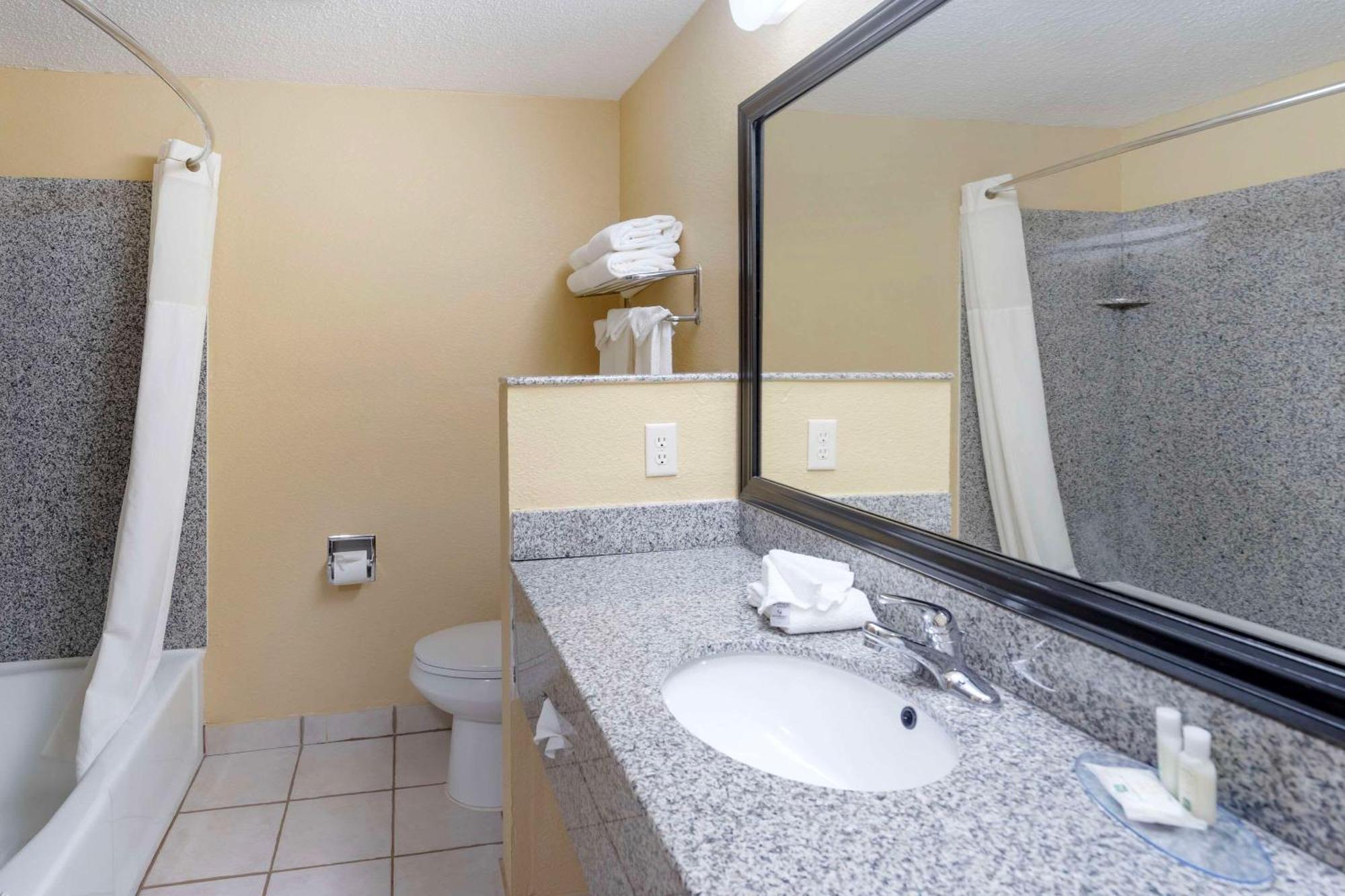 Quality Inn & Suites Bloomington University Area Exteriör bild