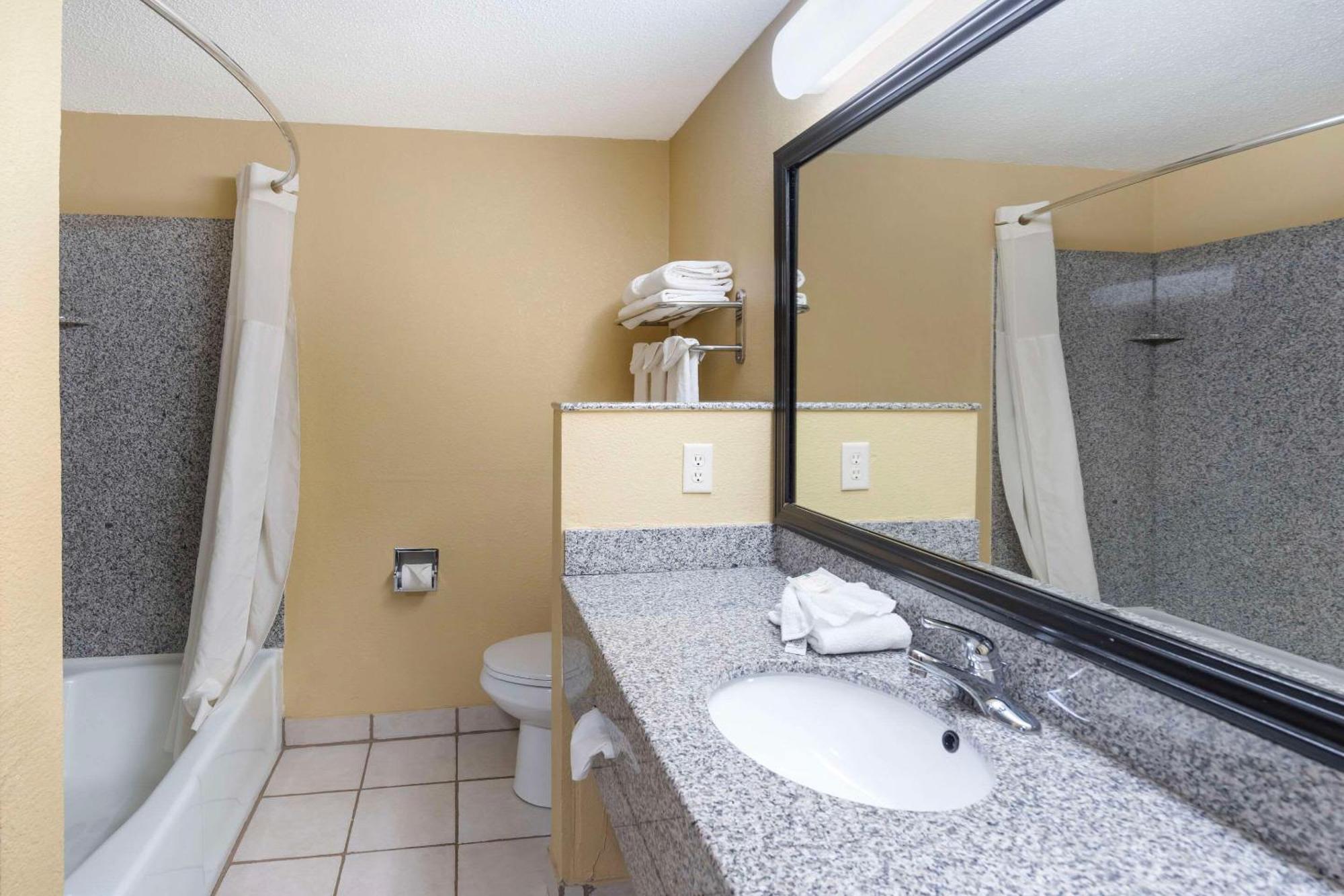 Quality Inn & Suites Bloomington University Area Exteriör bild
