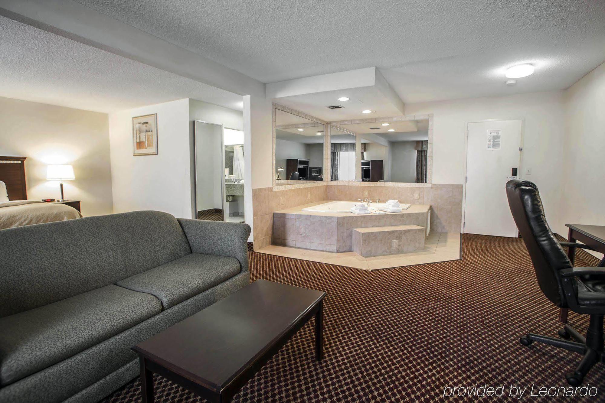 Quality Inn & Suites Bloomington University Area Exteriör bild